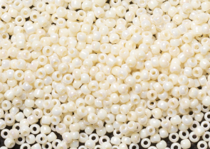 Бисер Япония круглый 11/0 10г 0409 светло-бежевый, радужный непрозрачный